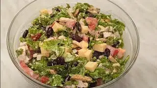 Простой и вкусный салат с курицей, фасолью и сухариками