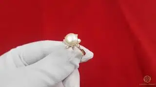 Кольцо с жемчугом в виде цветка золотое