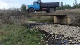 Газ 53.Газон буксует и тащит трубу!Рвет трос.