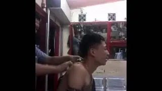 Lucu Pekerja pangkas baru pertama kali di kerok sampe nangis