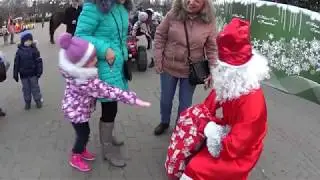 Раздаю детям подарки в костюме Деда Мороза. Дети счастливы
