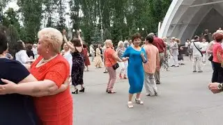 А я несу тебе цветы!🌷🌷🌷/Танцы в парке Горького Харьков июнь 2021