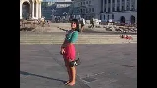 Босая девушка, Майдан