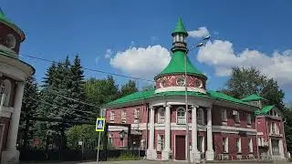 Москва. Усадьба Меньшиковых Черёмушки-Знаменское. Конный двор с башнями. Август 2024 