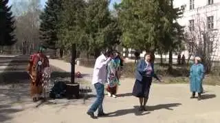 Марийские танцы на улице Йошкар - Ола под музыку Луабратума