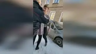 18+ Драка с полицией  В Каменске Уральском женщинам пришлось защищать наряд .