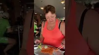 Ем сашими из лосося 