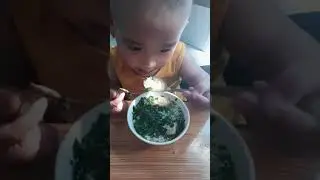 Biểu cảm khi bé ăn ngon