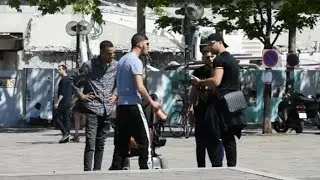 J'AGRESSE UN HANDICAPÉ DEVANT DES INCONNUS!!! -EXPERIENCE SOCIALE. ( Caméra 🎥 cachée)