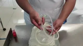 Técnica para instalar una bolsa de diálisis peritoneal