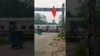High speed crowded vintage train crossing kalyani Railgate #shorts #train #railway