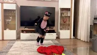 Кошечка и клубничка