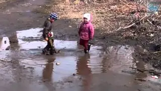 Маленькие дети - Счастливый ребенок везде грязь найдет!