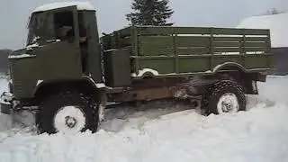 Уаз Хантер и 469. ГАЗ-66 застрял в глубоком снегу.