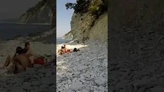 Голубая бездна. Дикий пляж под скалой#shorts