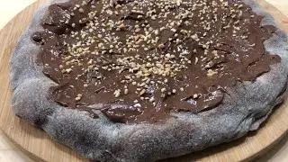 Pizza al cacao con nutella e granella di nocciole!