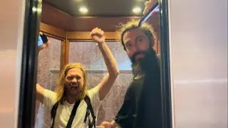 На случай непродолжительной, но яркой поездки в лифте 👍🏻
