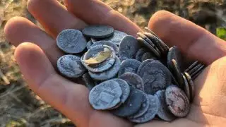 Тести металошукачів на: золотий обломок місячника і скарб денаріїв.