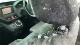 Машины во льду во Владивостоке