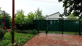 Дождь льет как из ведра.