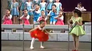 Корейские дети поют песню