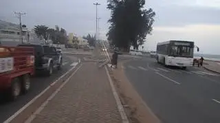 Maputo's Marginal - crossing the road to get a bus is dangerous