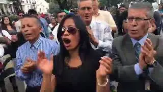 Pastor Hugo Albornoz predicando en la plaza.