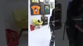 Nicki esta del tamaño del taco de billar 