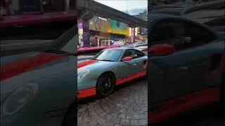 Очень большая концентрация спорткаров в городе.