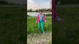 Девочка танцует на берегу озеро 