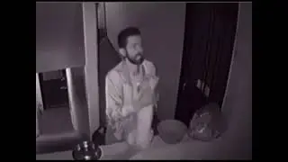 Мужик танцует с кошкой