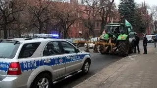 POlicja zatrzymuje,kontroluje,legitymuje protestujących Rolników przeciwko wyprzedaży Ziemi-cz.2