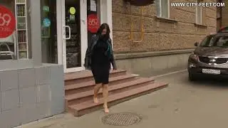 Света ходит босиком по прохладным лужам.