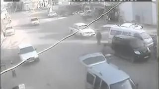 Câmera flagra crianças caindo do carro no meio da rua