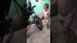 Irmã do Nubinho alimentando ele 🐶👧🏻