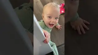 Twins Stuck At The Door Have Opposite Reactions || ViralHog