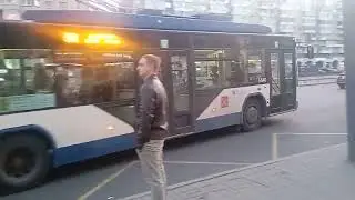Троллейбус уезьяет со становки