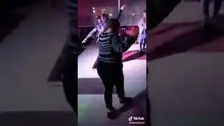 новые танцы! кклёво танцует девка выдала