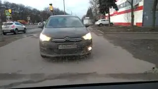 Нарушитель ПДД - езда по тротуару, объезжает кирпич.
