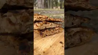 Вкусная и быстрая лепешка с мясом 😋🏕️ #вкуснаяеда #еда #еданаприроде #готовканаприроде #природа