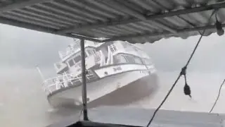 La furia del tifone Yagi in Vietnam rovescia un'imbarcazione