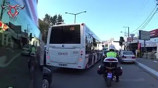 Tüneldeki değişik motorcu, çatapatlı egzozlu, aynasız. Polis görev aşkı ile ters yöne giriyor.