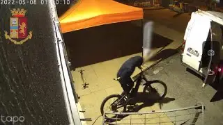Ecco i ladri di bicilette d'alta gamma metre sfondano i garage e rubano le mountain bike