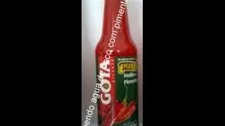Tomando água de coco com pimenta