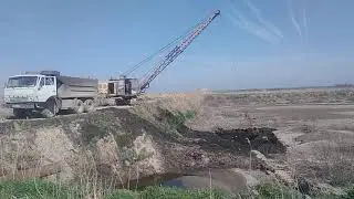 Работа экскаватора драглайн