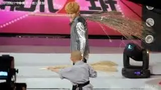 [Fancam] Kris's kung fu and broom show