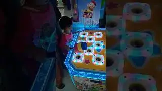 main sama adek, bapak dan uti...