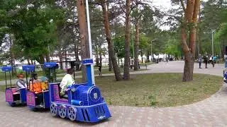 Голубой вагон бежит-качается