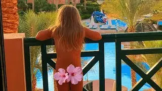 Отдых на красном море. Обед в отеле. Катя в бассейне.