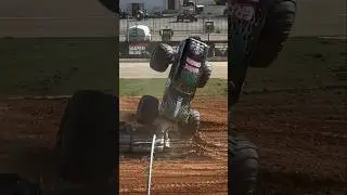 GRAVE DIGGER CRUSHING CARS 🏴‍☠️🔥🤯 #monsterjam #monstertruck #gravedigger #shorts #viral #stunt